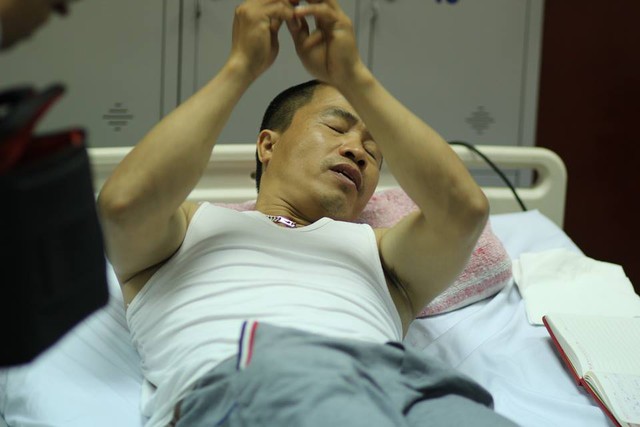 
Hành khách Nguyễn Văn Ngân may mắn thoát chết kể lại vụ việc với PV. Ảnh: Đ.Việt
