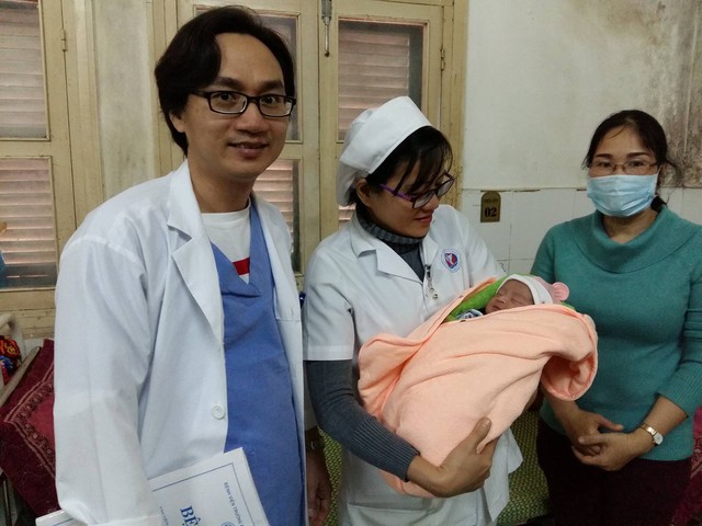 
Các y bác sĩ thở phào nhẹ nhõm sau ca mổ khẩn cấp cứu sống được cháu bé sơ sinh. Ảnh: N.V
