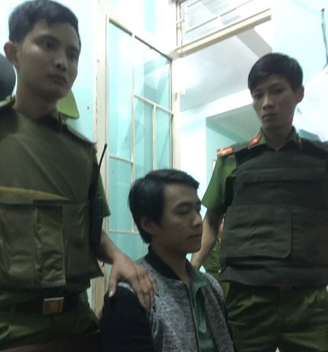 
Nghi can Phan Văn Hoàng bị bắt sau gần 10 phút cướp tiền trong ngân hàng. Ảnh: Đ.H
