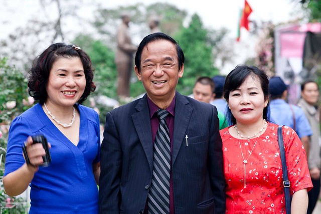 
Giáo sư Nguyễn Lân Dũng vui vẻ chụp ảnh kỷ niệm với chị em dịp 8/3 sau khi nói chuyện về tình yêu và hoa hồng. Ảnh: N.Quyền
