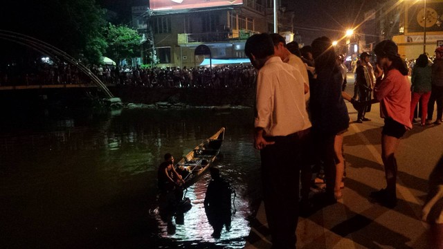 
Lực lượng chức năng tiến hành tìm kiếm thi thể người đàn ông xấu số. Ảnh: Lê Chung
