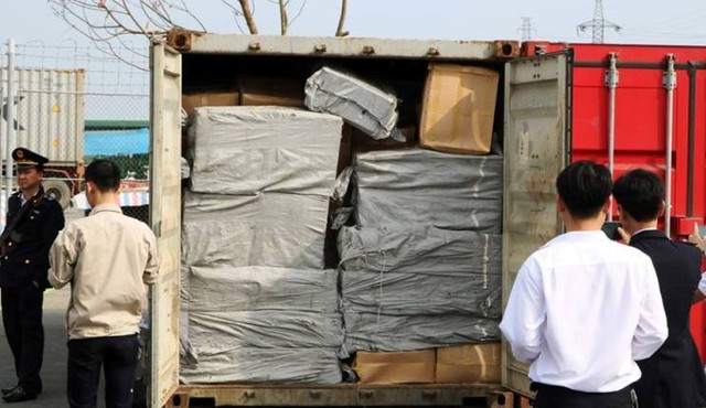 
Hai xe container thảo dược chứa tiền chất ma túy cực độc được lực lượng chức năng kiểm tra. Ảnh: M.khang
