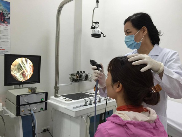 
PGS.TS Nguyễn Thị Hoài An tầm soát ung thư đầu-mặt-cổ cho người dân. Ảnh: Q.An
