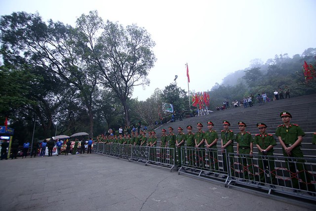 
Hàng rào an ninh được ngăn thành từng đoạn, tránh tình trạng lượng người dồn về quá đông cùng một lúc gây ra cảnh chen lấn, xô đẩy như năm trước.
