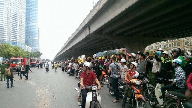 
Vụ cháy khiến giao thông trên đường Phạm Hùng bị ùn ứ.
