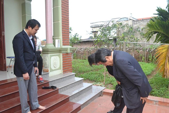 
Ông Kunio Umeda Đại sứ Nhật Bản cúi đầu xin lỗi gia đình cháu bé bị sát hại tại Nhật. Ảnh: Đức Tùy.
