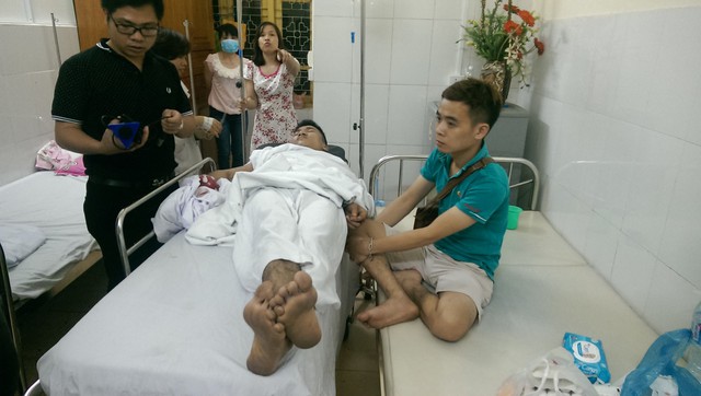 
Một nạn nhân được cấp cứu tại Bệnh viện Quân y 103. Ảnh: Đình Việt.
