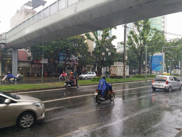 
Cơn mưa rào bất ngờ xuất hiện tại đường Giảng Võ.
