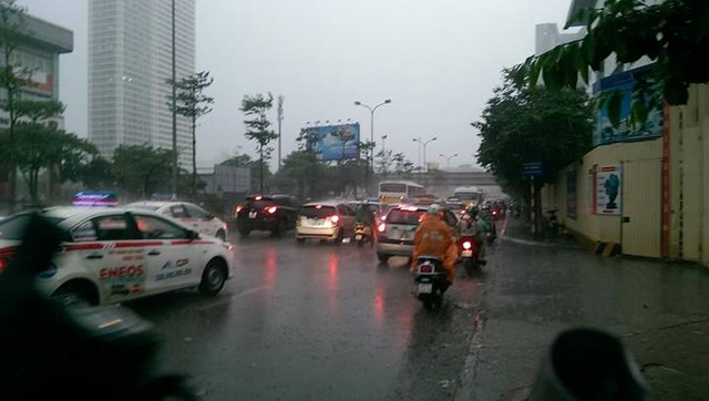 
Cơn mưa này là điều mà người dân Thủ đô mong chờ trong nhiều ngày nay.
