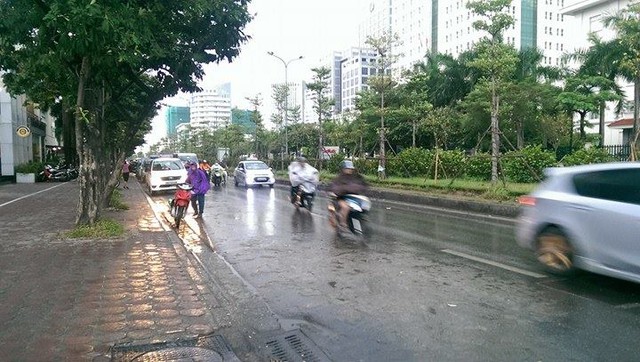 
Trước đó, Trung tâm dự báo khí tượng thủy văn Trung ương cho biết, hai ngày tới miền Bắc có mưa giông. Hà Nội và các tỉnh Lào Cai, Yên Bái, Sơn La và Hòa Bình trong chiều và đêm nay có mưa to kèm giông. Trong cơn giông, người dân cần đề phòng tố lốc, mưa đá.
