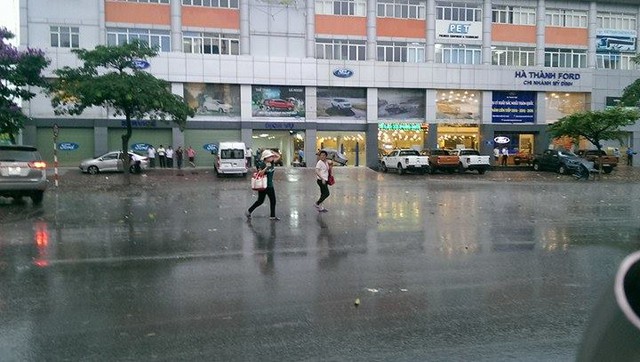 
Cơn mưa bất chợt khiến nhiều người không kịp trở tay.
