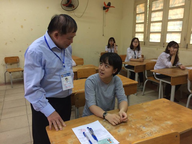 
Thứ trưởng Bùi Văn Ga động viên thí sinh tại điểm thi THPT Việt Đức trước khi thi. Ảnh: Q.A
