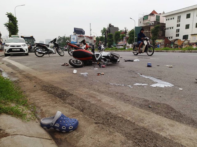 
Chiếc xe đạp điện chở 3 người cũng bị hư hỏng nặng, nằm chỏng chơ trên đường.
