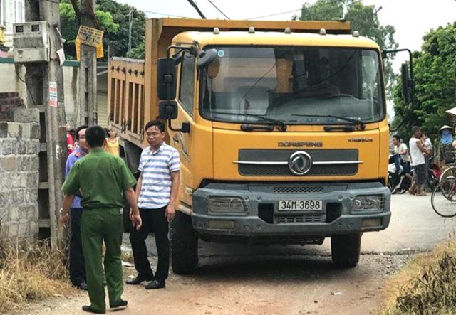 
Chiếc xe tải cán cháu bé 18 tháng tuổi tử vong. (Ảnh: Nguoichilinh)
