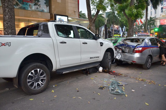 
Hiện trường vụ tai nạn liên hoàn do xe Ford Ranger mất lái gây nên. Ảnh: NT

 
