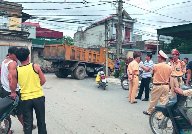 
Lực lượng chức năng của thị xã Chí Linh có mặt tại hiện trường và điều tra nguyên nhân vụ việc. (Ảnh: Nguoichilinh)
