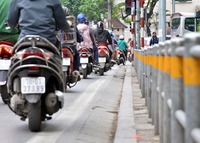 
Đường Tôn Đức Thắng là một trong những tuyến phố dựng hàng rào barie vỉa hè sớm nhất ở Thủ đô.
