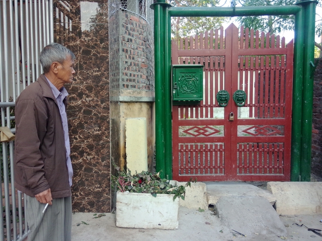 Chiếc cổng mà Hà xây dựng trái phép bị chính quyền xã lập biên bản đình chỉ.