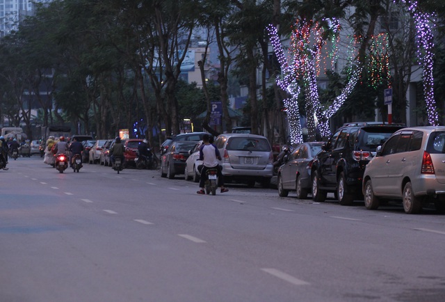 Tình trạng đỗ xe ô tô dưới lòng đường Nguyễn Hoàng vẫn còn tái diễn. Ảnh: Đ.Việt