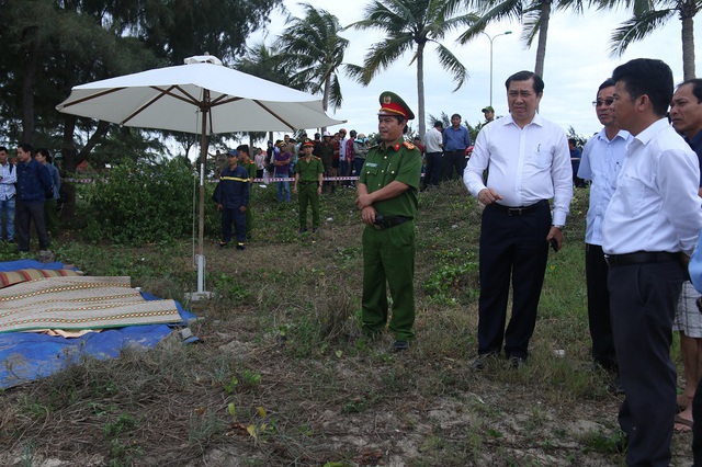 
Chủ tịch UBND TP Đà Nẵng Huỳnh Đức Thơ cũng đã đến hiện trường thăm hỏi, động viên người thân của các nạn nhân. Ảnh: Đ.H

