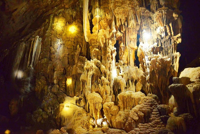 
Đây được đánh giá là một hang địa hình cacxtơ rất đẹp.

 
