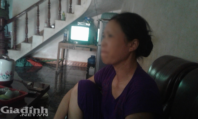 
Bà Trương Thị Thơm nghẹn ngào khi chia sẻ về quãng ký ức đau đớn của gia đình. Ảnh: Nông Thuyết

 
