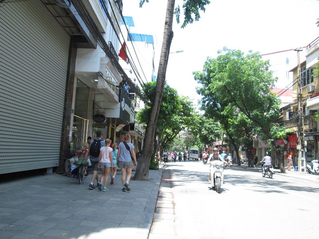 
Ở nhiều khu vực phố cổ, người đi bộ có thể thoải mái đi trên vỉa hè.

 

 
