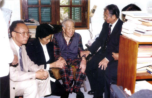 GS.TS.BS Nguyễn Khánh Trạch (bìa phải) thăm lãnh đạo cũ. Ảnh: TL