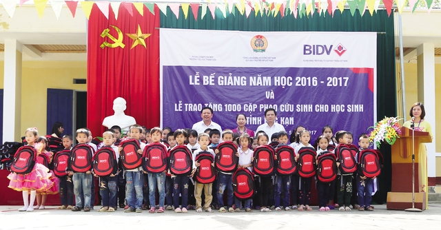 Học sinh trường Tiểu học Thanh Vận nhận cặp phao cứu sinh.