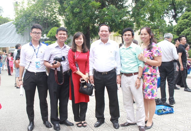 
Bộ trưởng Bộ TT&TT Trương Minh Tuấn chụp ảnh kỷ niệm cùng các thế hệ sinh viên Khoa Báo chí.
