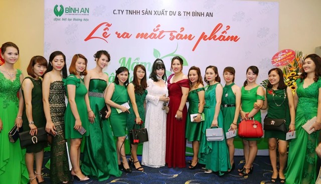 
Tổng giám đốc Nguyễn Thùy Linh và các tổng đại lý của công ty Bình An cùng NSND Lan Hương
