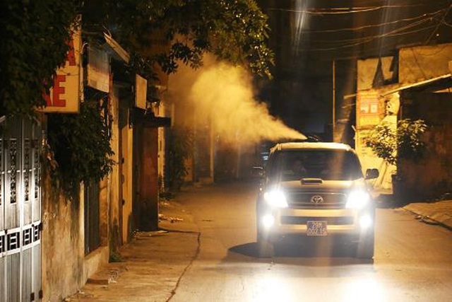Sở Y tế Hà Nội đề xuất Thành phố cho phun hóa chất diệt muỗi bằng vòi rồng vào ban ngày. Ảnh: TL