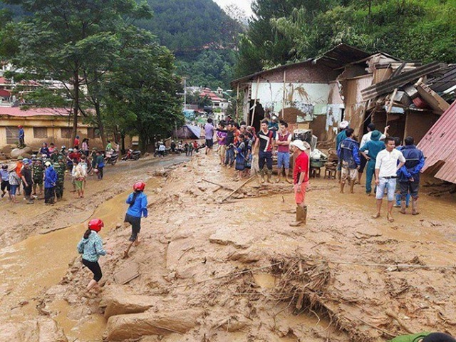 
Lượng bùn và đất kèm theo sỏi đá bị nước lũ cuốn vào các khu dân cư với số lượng lớn.
