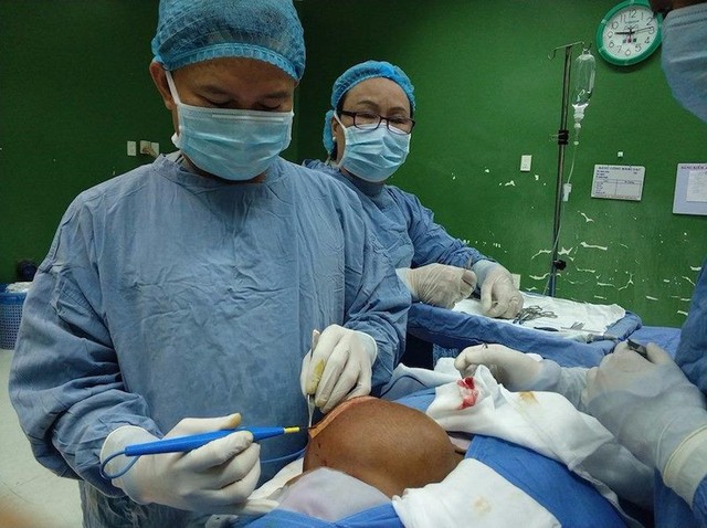 
Các bác sĩ tiến hành mổ cắt khối bướu khủng cho bệnh nhân.
