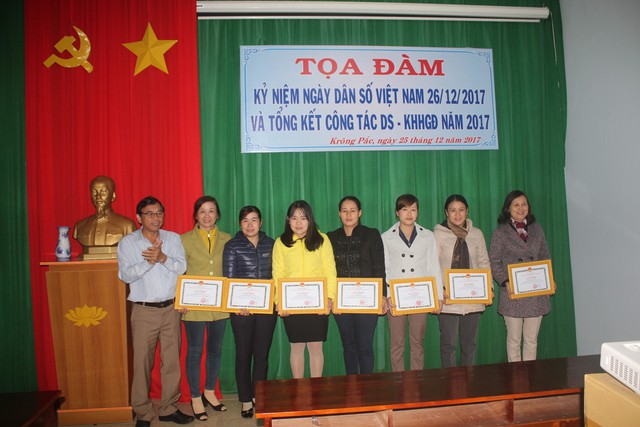 
Ông Bùi Phụng, Giám đốc Trung tâm DS-KHHGĐ huyện Krông Pắc trao giấy khen cho các cá nhân xuất sắc.
