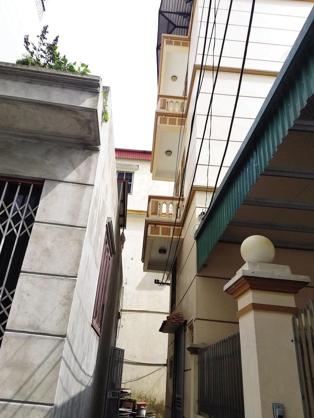 
Ngôi nhà của chị Dương Minh Nguyệt (tổ 2, phường Vĩnh Hưng, quận Hoàng Mai, Hà Nội) bị nghiêng về bên trái.
