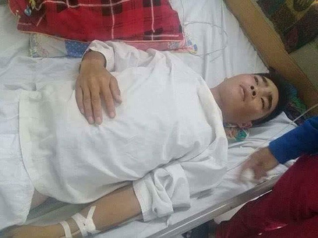 
Em Nguyễn Văn Sơn Ca đang điều trị tại bệnh viện (ảnh gia đình cung cấp)
