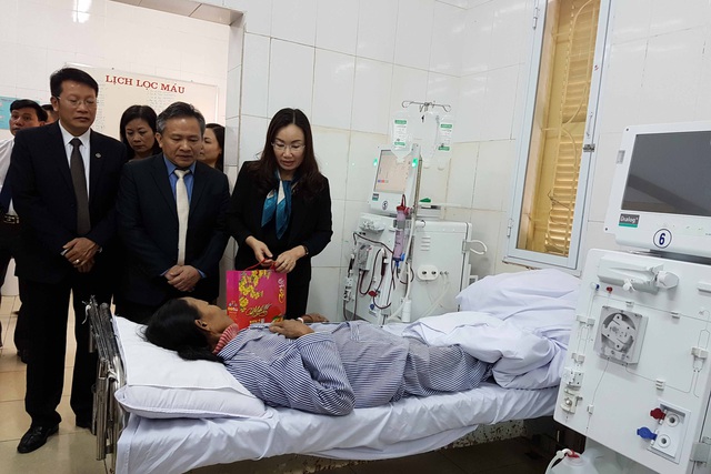 
TS Phạm Thu Xanh cùng BGĐ Bệnh viện đa khoa huyện Thủy Nguyên thăm và chúc Tết bệnh nhân.
