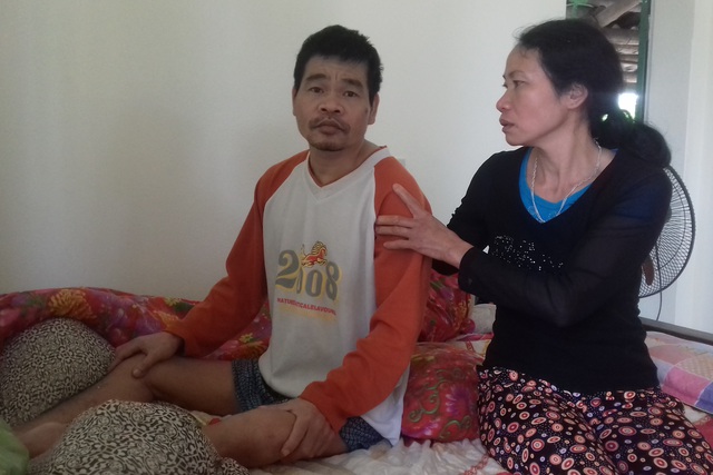 
Nhiều năm qua, bà Chinh cố giấu nước mắt để chăm sóc chồng bại liệt và con trai bị tâm thần. Ảnh: X.Thắng
