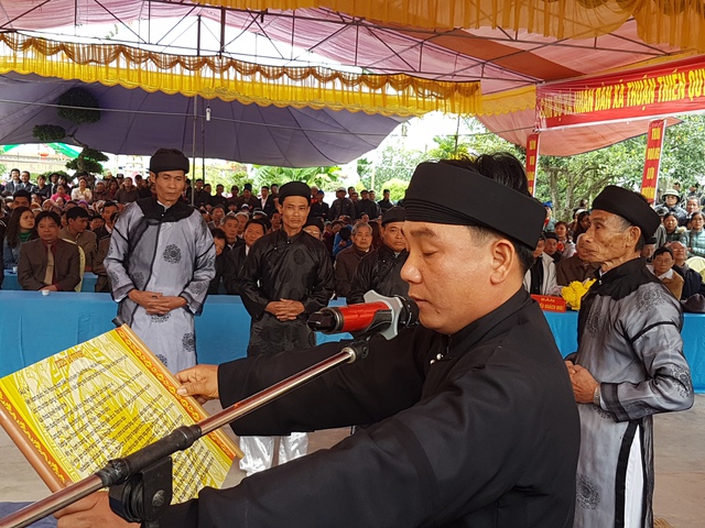 
Một thành viên trong hội thề đọc hịch văn thề tấu trời đất cho cả hội cùng thề.
