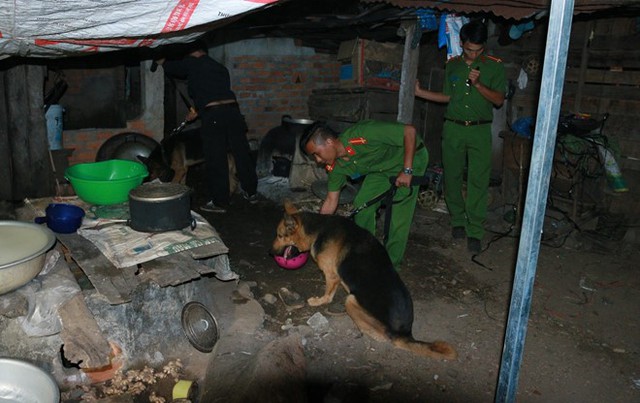 
Cơ quan chức năng dùng chó nghiệp vụ để tìm vật dụng của nạn nhân tại nhà Kỳ. Ảnh: Minh Quý.
