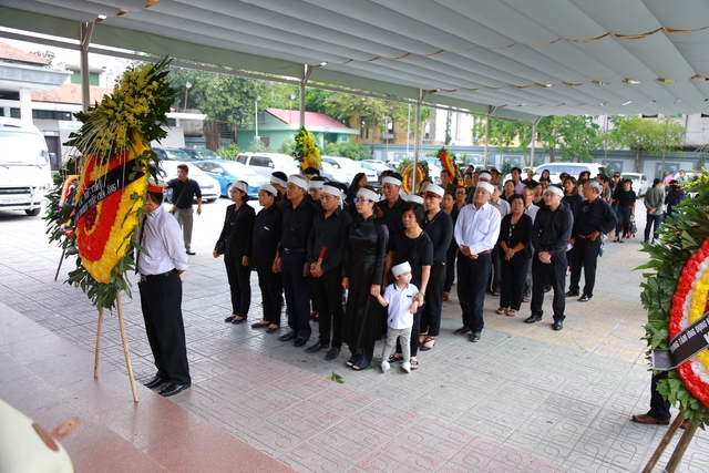 
Nghệ sỹ Duy Thanh trút hơi thở cuối cùng vào 19h38’ ngày 14/4 tại Bệnh viện Ung bướu Hà Nội sau 5 năm chống chọi với hai căn bệnh ung thư phổi và ung thư thực quản. Ông phát hiện mình bị ung thư phổi vào đầu năm 2012 khi vừa ký hợp đồng với phim Tam giác vàng. Từ tháng 9/2015, ông lại xuất hiện những khối u chèn vào thực quản khiến sức khoẻ suy giảm trầm trọng.
