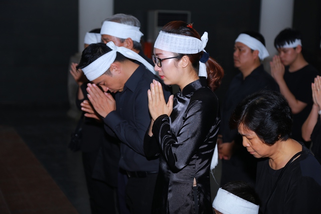 
Chiều 17/04, đám tang của NSƯT Duy Thanh đã diễn ra tại Nhà tang lễ Bộ quốc phòng tại Hà Nội.
