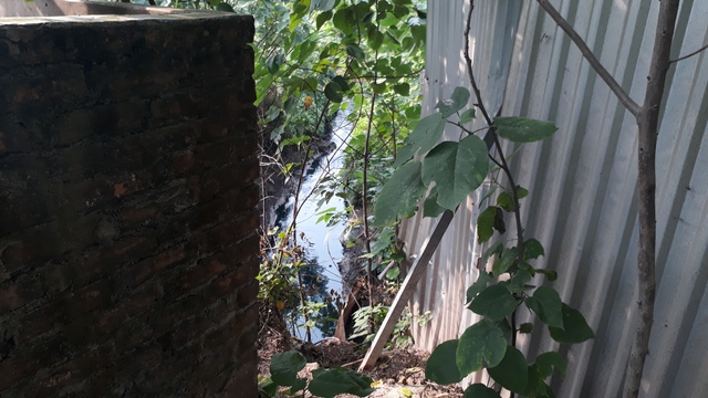 
Một cửa xả nước thải nồng nặc mùi và đen nhánh từ một khu xử lý chất thải công nghiệp xả thẳng ra sông.
