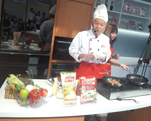&Ocirc;ng Hiroharu Motohashi tự tay l&agrave;m b&aacute;nh piza m&igrave; với c&ocirc;ng thức rất đơn giản nhưng thơm ngon mời kh&aacute;ch ngay sau khi l&agrave;m lễ khai bếp