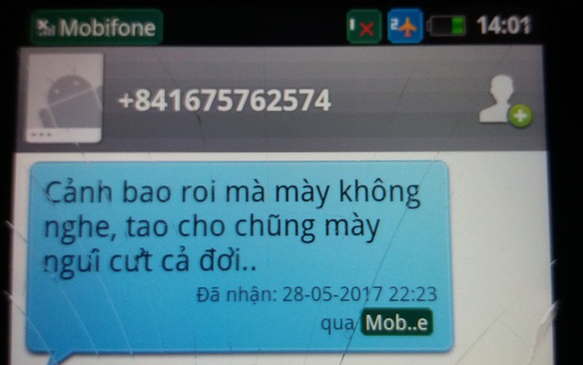 
Tin nhắn đe doạ gia đình anh Thìn vào đêm bị ném chất thải. Ảnh: Đ.Tuỳ
