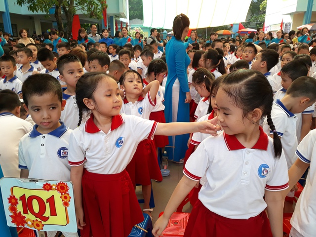 Ngày khai giảng, cũng là ngày các em học sinh lớp 1 làm quen với bạn mới, trường mới, với thầy cô mới. Có đôi chút lạ lẫm, nhưng chắc chắn quãng thời gian về sau sẽ là những kỉ niệm đáng nhớ.