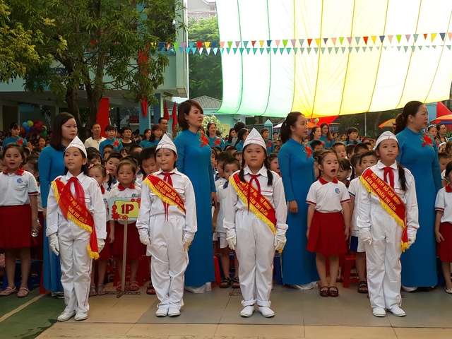 Khoác trên mình bộ quần áo Đội TNTP Hồ Chí Minh, mình là người lớn rồi nên phải đứng thật nghiêm trang nhé!