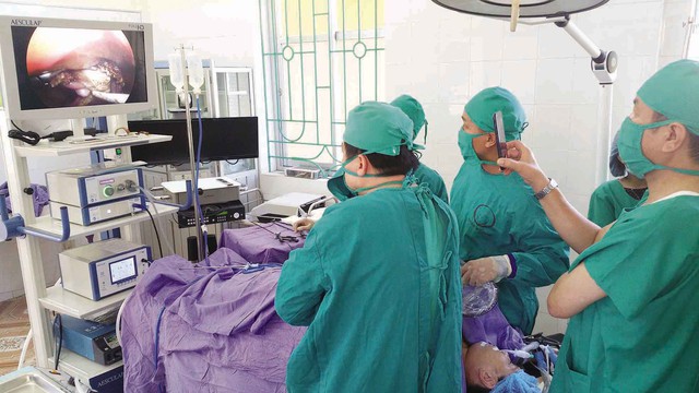 
Ca mổ nội soi đầu tiên tại Trung tâm Y tế huyện đảo Cô Tô dưới sự “cầm tay chỉ việc” của Bệnh viện Sản Nhi Quảng Ninh ngày 13/10. Ảnh: BVCC
