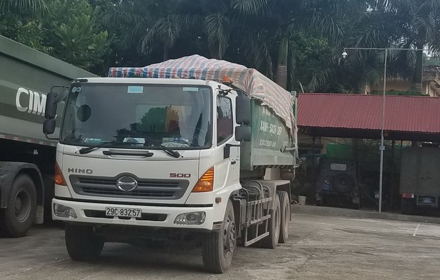 Chiếc xe tải bị người dân bắt quả tang khi đổ trộm chất thải đang được niêm phong tại Công an huyện Chợ Mới.